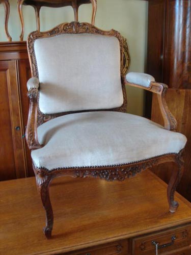 Marquise walnut fauteuil Louis armchair