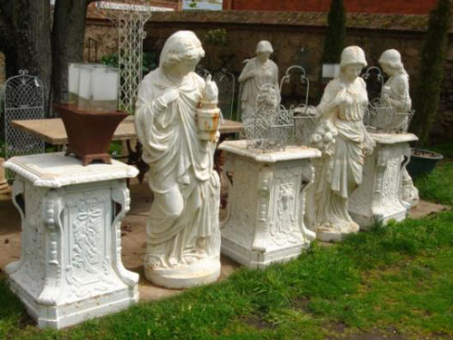 Set of four statues in Cast iron